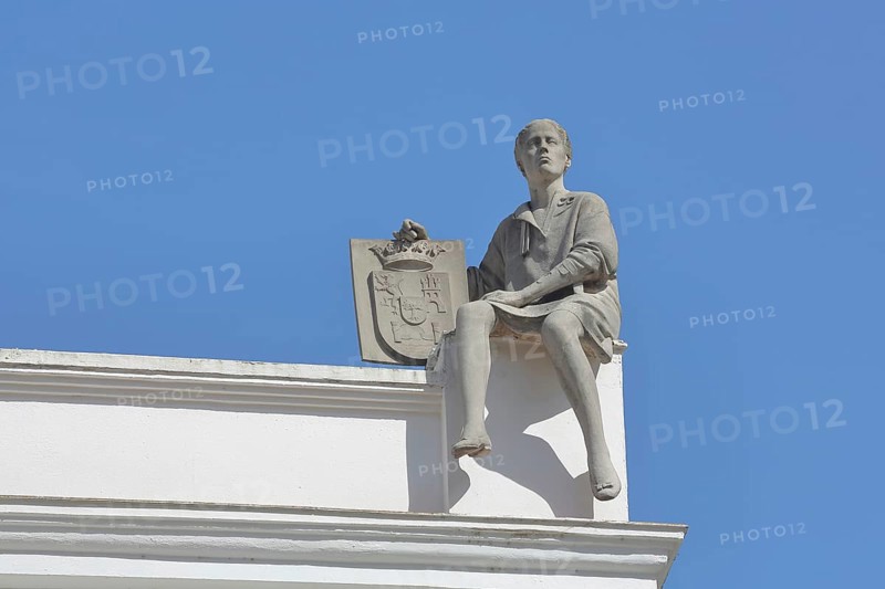 Sculpture figure with coat of arms on the roof of Asamblea Regional