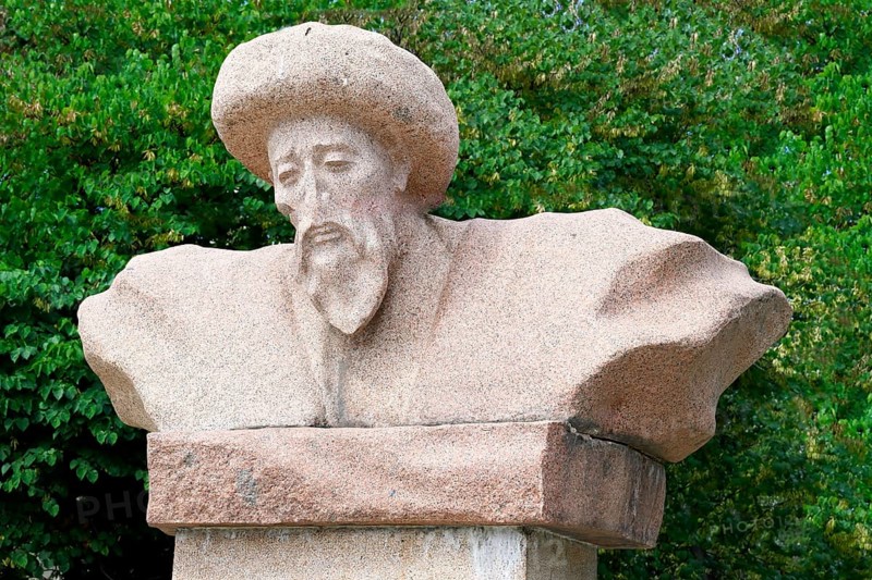 Statue of Tynybek