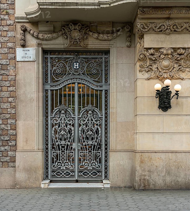Houses and shops on the boulevard Passeig de Gracia
