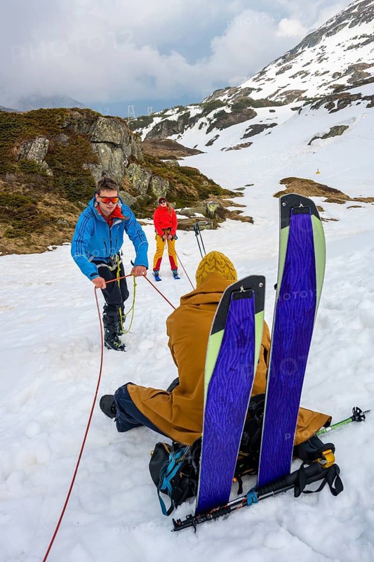 Exercise in crevasse rescue for ski tours