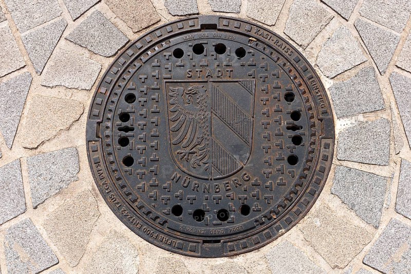 Manhole cover with the Nuremberg city coat of arms