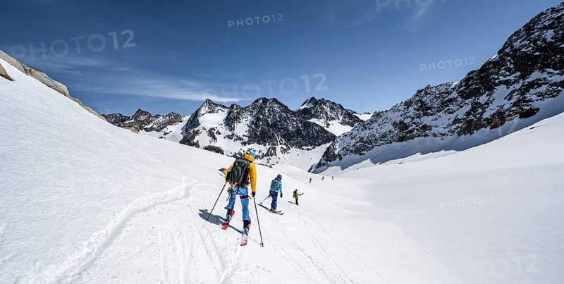 Ski tourers on the descent at Verborgen-Berg Ferner