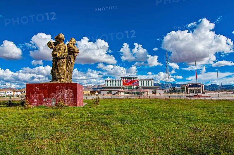 Statues on the main spaure of the town of Ali