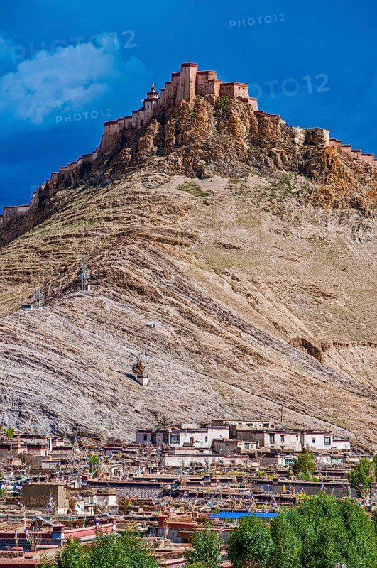 The old tibetan quarter before the Dzong