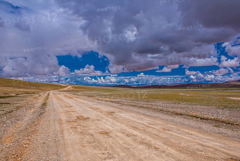 Open tibetan landscape along the road from Gerze to Tsochen