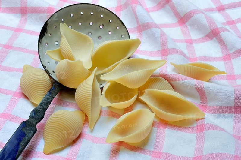 Conchiglione with sieve ladle