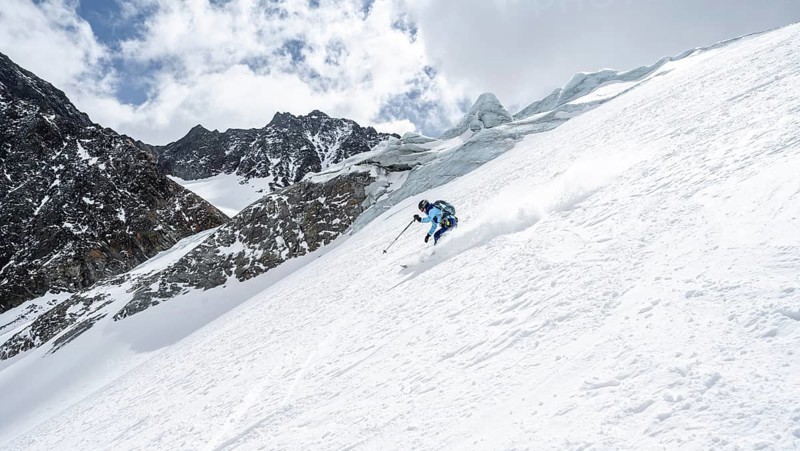 Ski tourers descending Alpeiner Ferner