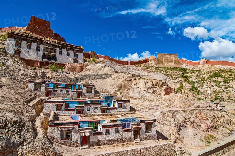 The old tibetan quarter before the Dzong