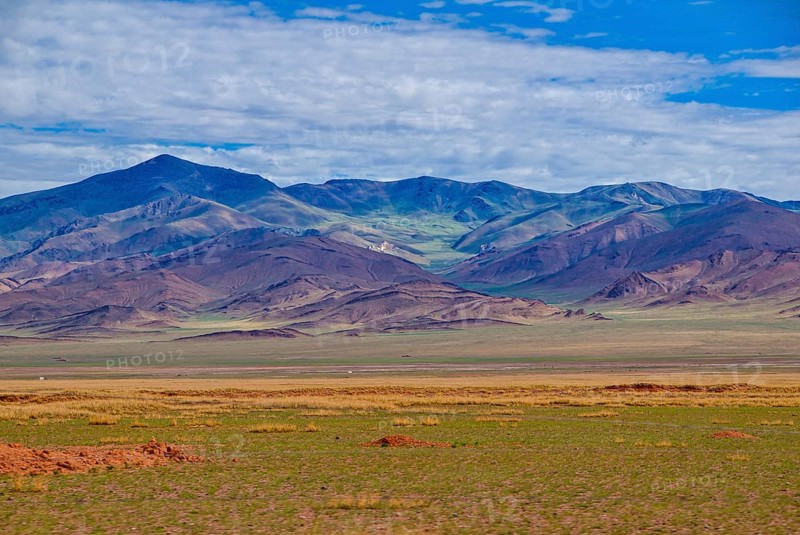 Open tibetan landscape along the road from Gerze to Tsochen