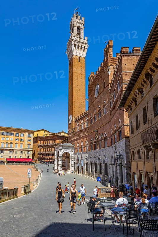 Street cafe at the Piazza del Campo