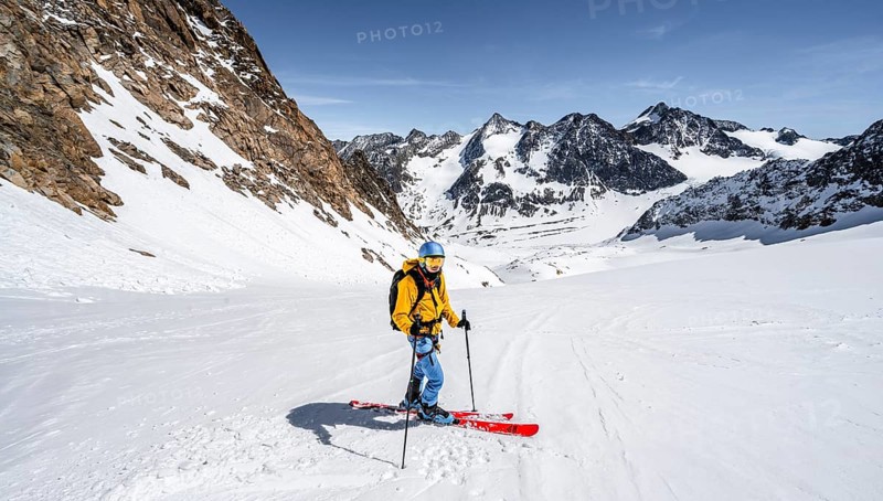 Ski tourers on the descent at Verborgen-Berg Ferner
