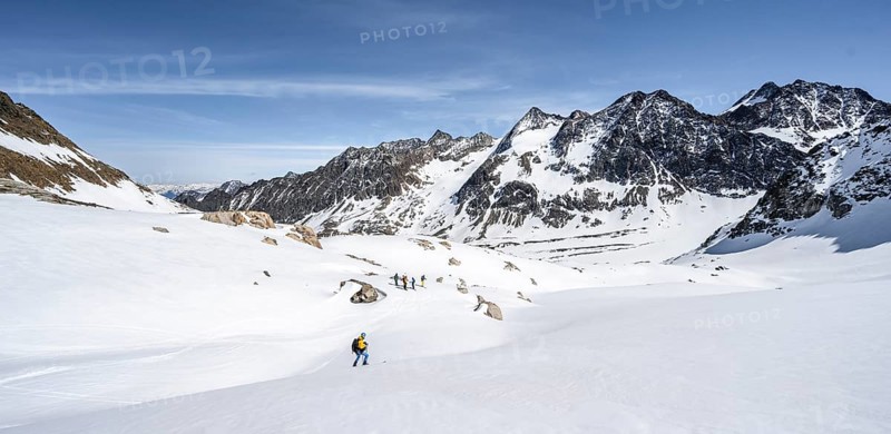 Ski tourers on the descent at Verborgen-Berg Ferner