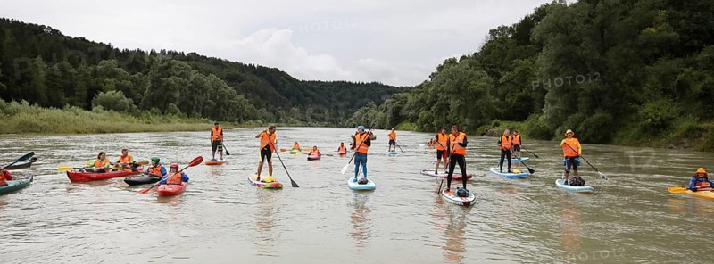 Stand-up paddlers and kayakers on the Salzach