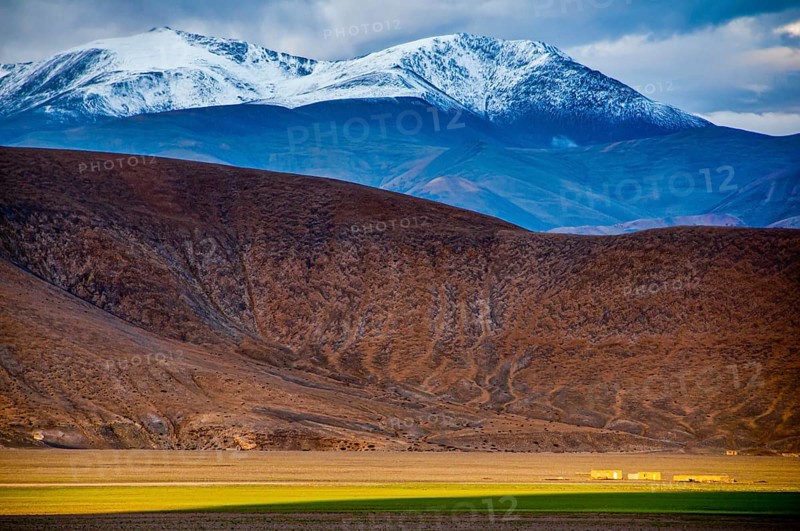 Snow covered mountains along the road from Ali and Gerze