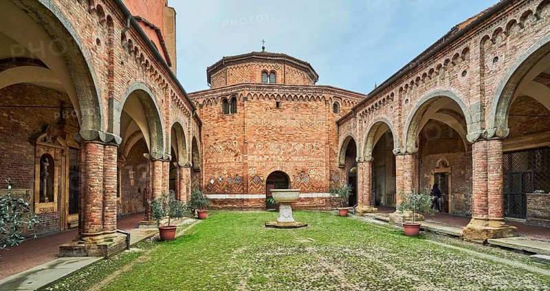 Inner courtyard Basilica Santo Stefano