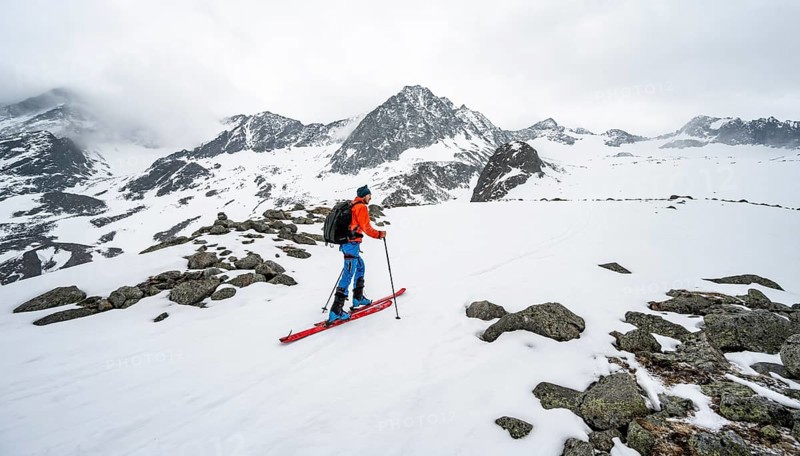 Ski tourers ascending Sommerwandferner