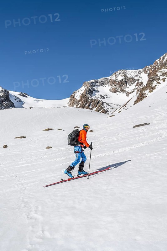 Ski tourers ascending Lisenser Ferner