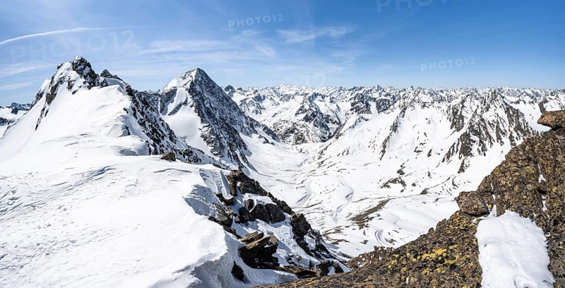 Mountain panorama of the Stubai Alps in winter with Schrankarkogel peak
