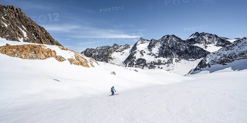 Ski tourers on the descent at Verborgen-Berg Ferner