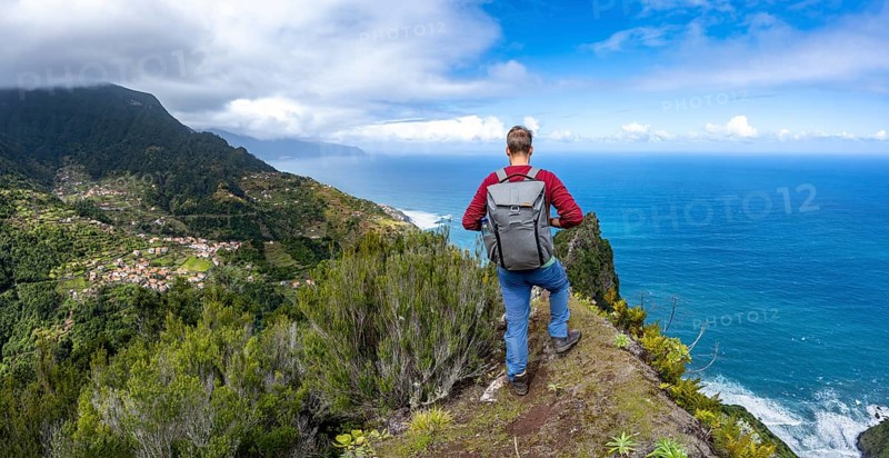 Hikers on the ridge of Pico do Alto