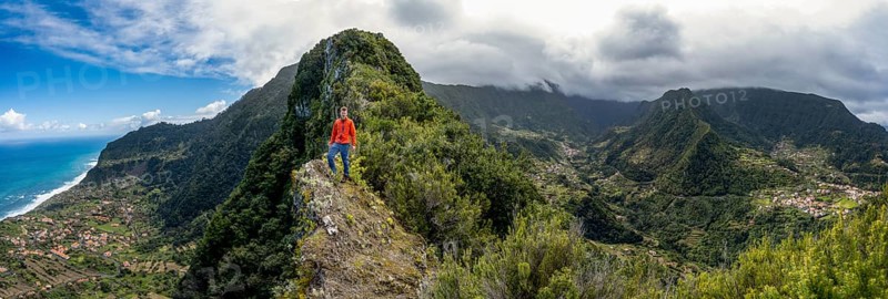 Hikers on the ridge of Pico do Alto