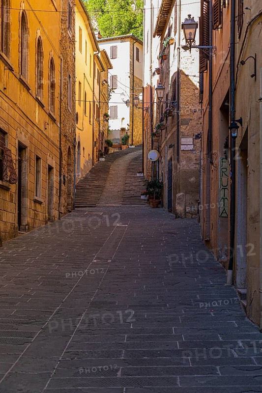 Narrow alley with pastel-coloured house facades