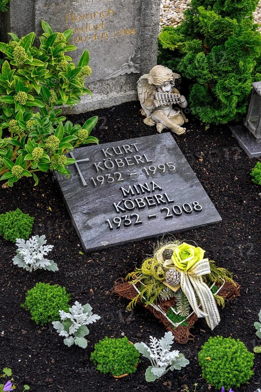 Grave with flower decoration and putto with flute