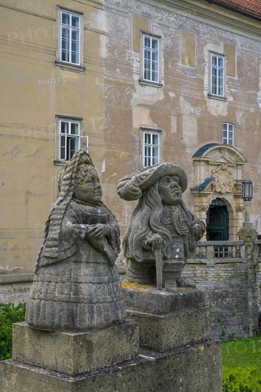 Dwarf figures in front of Neustadt an der Mettau Castle