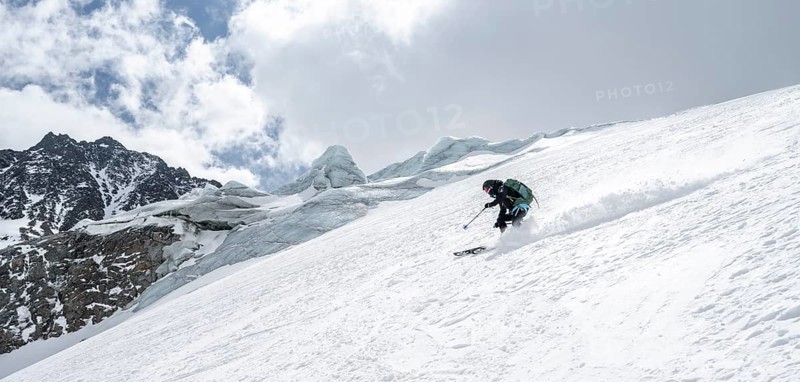 Ski tourers descending Alpeiner Ferner