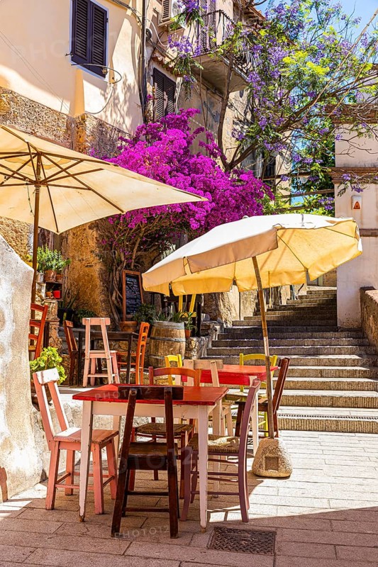 Street cafe in Via Cavour