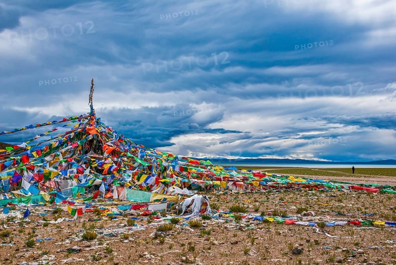 Praying flags with view on the Manarasowar lake