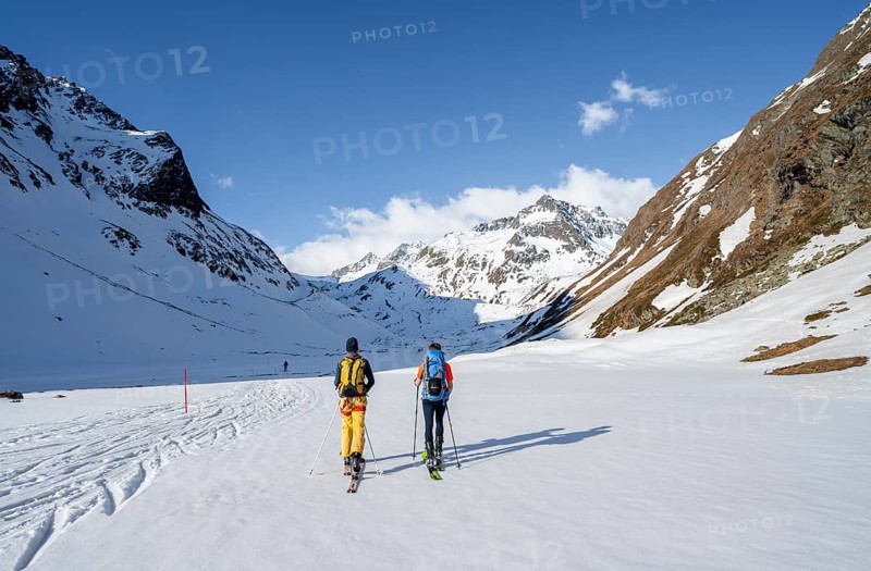 Ski tourers in the Oberberg valley