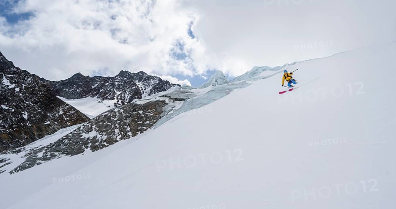 Ski tourers descending Alpeiner Ferner