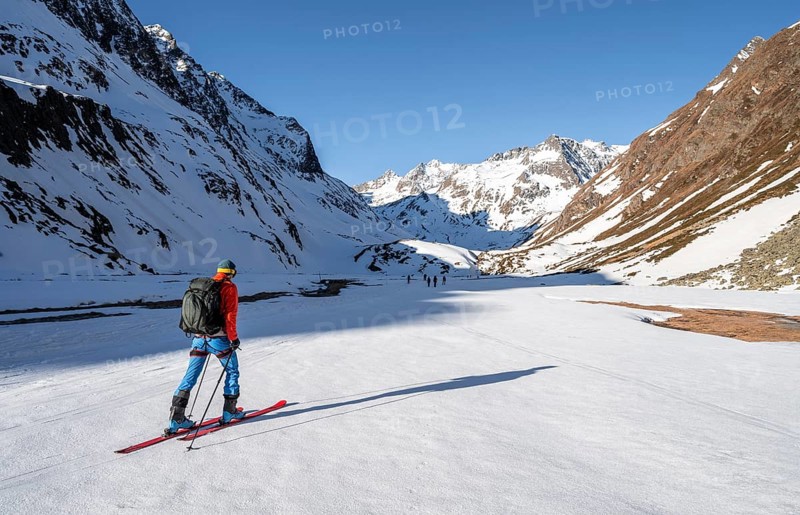 Ski tourers in the Oberberg valley