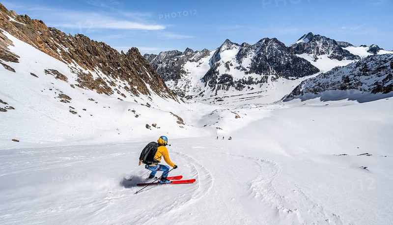 Ski tourers on the descent at Verborgen-Berg Ferner