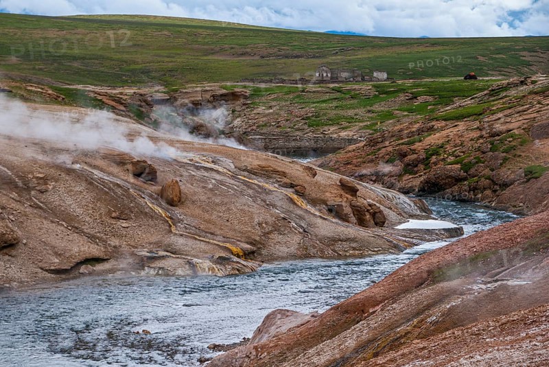 Hot springs along the road from Tsochen to Lhasa