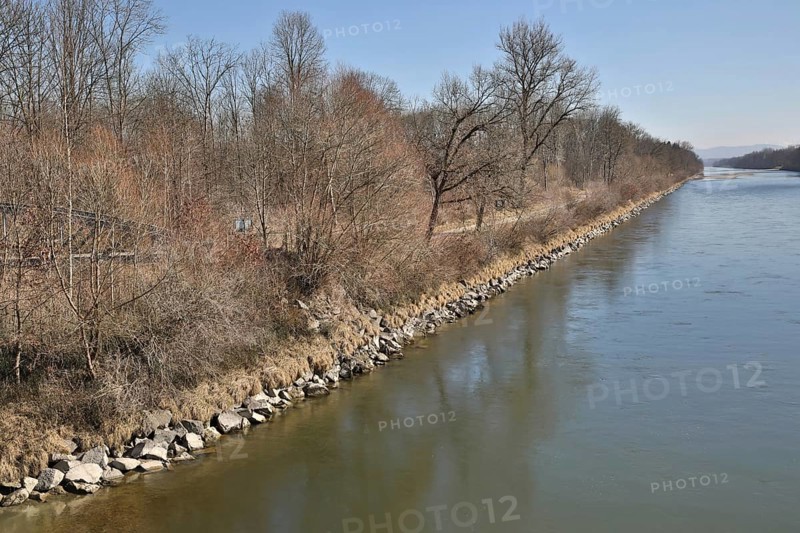 Fortified bank of a canalised river