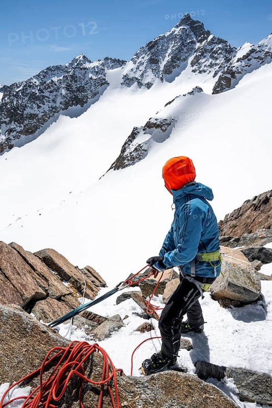 Ski tourers securing the descent in the Turmscharte