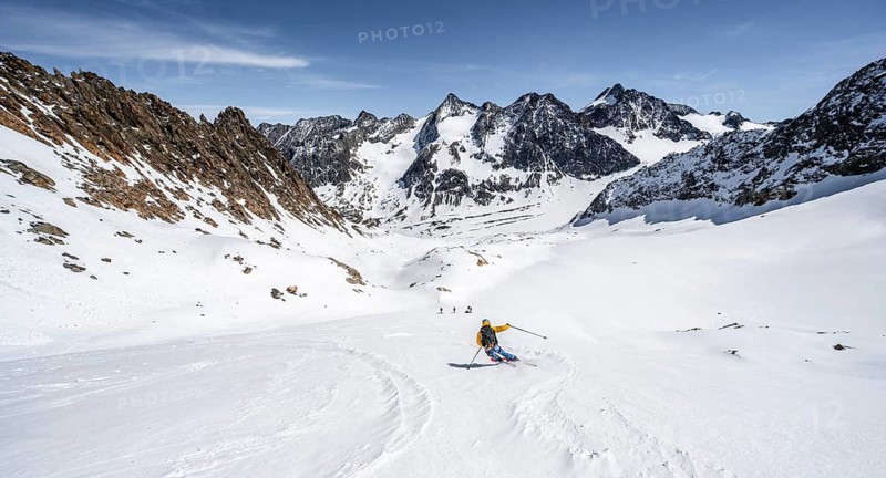 Ski tourers on the descent at Verborgen-Berg Ferner