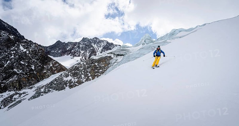 Ski tourers descending Alpeiner Ferner