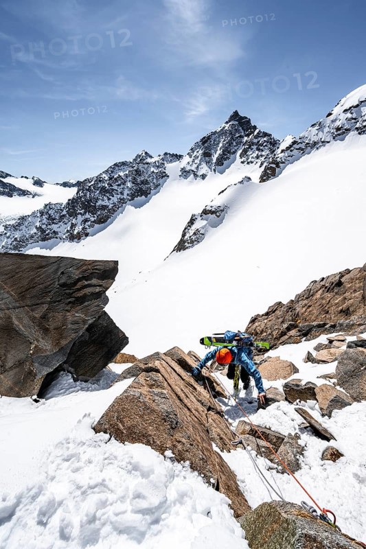 Ski tourers descending on the rope at the Turmscharte
