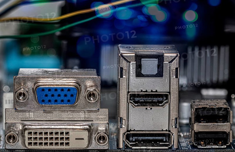 Various monitor connections on one computer mainboard