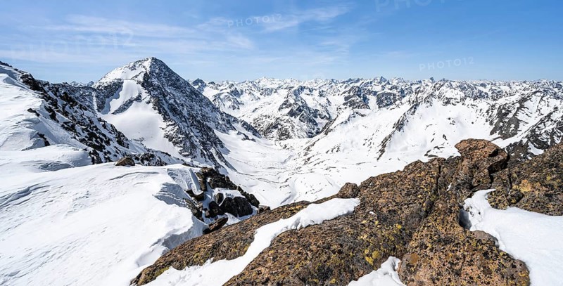 Mountain panorama of the Stubai Alps in winter with Schrankarkogel peak