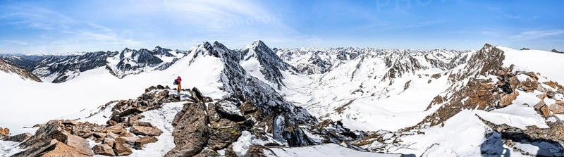 Ski tourers on the ridge above the Berglasferner glacier