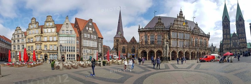 Panoramic photo of the Bremen market with the surrounding old buildings of the Old Town