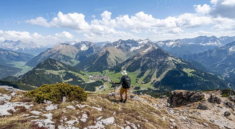 Hikers on the hiking trail to Thaneller