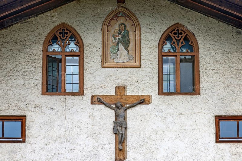 Holy figures and neo-Gothic window frames on a farmhouse