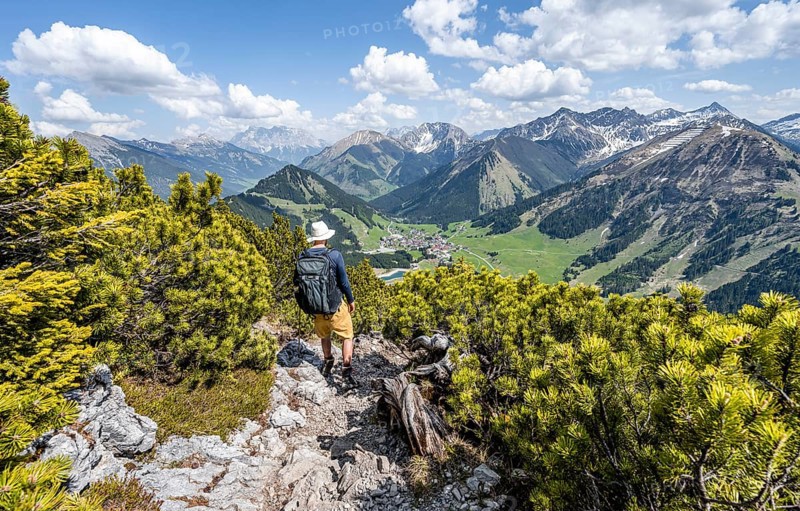 Hikers on the hiking trail to Thaneller