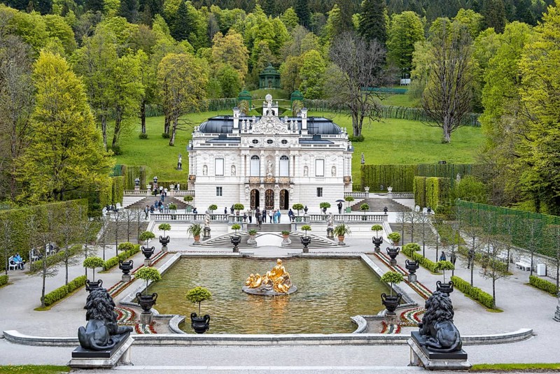 Royal Villa Linderhof Palace with fountain
