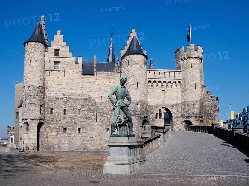 Long Wapper statue